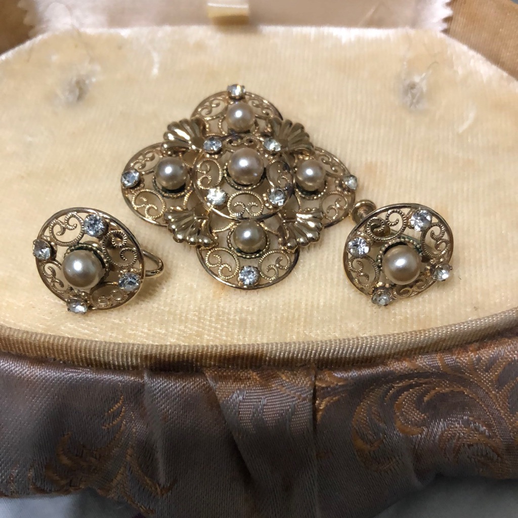 Elegant Van Dell Gold Pearl Brooch And Earring Set. Vintage. In Original Box.